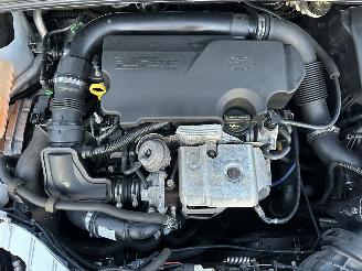 Ford Focus 1.0T Ecoboost 101pk Edition 5drs - 64dkm - airco - 51.360km distr.riem + waterpomp vernieuwd in 5/2025 picture 67