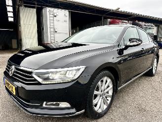 Volkswagen Passat 1.4 TSI 150pk 7-traps aut + f1 Highline sedan - navi - camera - front + line assist - stuurverw - stoelverw picture 2