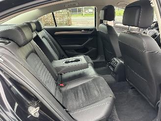 Volkswagen Passat 1.4 TSI 150pk 7-traps aut + f1 Highline sedan - navi - camera - front + line assist - stuurverw - stoelverw picture 24