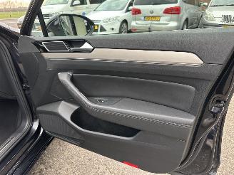Volkswagen Passat 1.4 TSI 150pk 7-traps aut + f1 Highline sedan - navi - camera - front + line assist - stuurverw - stoelverw picture 51
