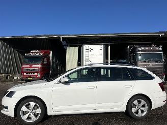 uszkodzony samochody osobowe Skoda Octavia 1.5 TSI 150pk 7-Traps aut Greentech Style - nap - navi - carplay - keyless entry - pdc v+a - park assist 2019/2