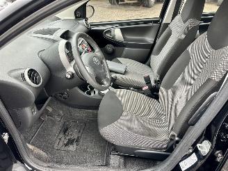 Toyota Aygo Gereserveerd 1.0 VVT-i 68pk aut + f1 Aspiration - nap - airco - facelift - led - bleutooth - elektr ramen - slechts 75dkm picture 35