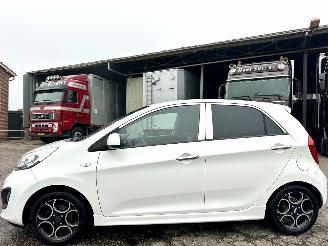 Schadeauto Kia Picanto 1.0 CVVT 69pk World Cup Ed 5drs - nap - airco - led - aux - usb - elektr pakket - lmv - privacy glass 2014/7