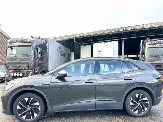 krockskadad bil auto Volkswagen ID.4 Pro 77kWh 204pk aut - 92dkm nap - navi - cam - stuurverw - sfeerverl - keyless - front + line assist - standkachel 2021/12
