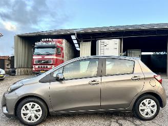 krockskadad bil auto Toyota Yaris 1.0 VVT-i 69pk Comfort 5drs - nap - front + line assist - airco - bleutooth - aux - usb - stuurbediening 2018/2
