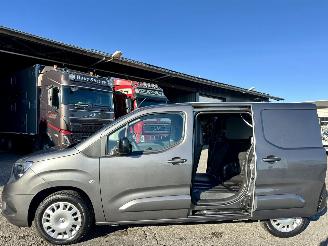 krockskadad bil bedrijf Opel Combo 1.5D 102pk 6-bak euro.6 L1/H Luxe - 45dkm nap - navi - camera - stoelverw - pdc - 2x schuifdeur - zonnepanelen dak 2023/5