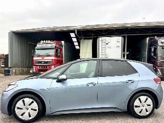 Schadeauto Volkswagen ID.3 Pro 58kWh 145pk aut - 26dkm nap - navi - camera - keyless - front + line assist - pdc v+a - getint glas 2021/12