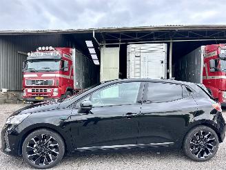 Damaged car Renault Clio 1.6 E-Tech Full Hybrid 145 esprit Alpine 2025/1