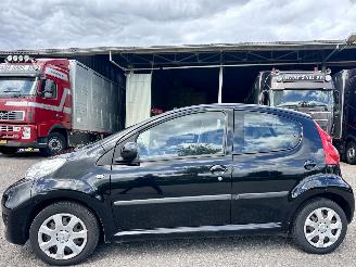 uszkodzony samochody osobowe Peugeot 107 1.0-12v automaat 68pk XS 5drs - nap - 2009/7