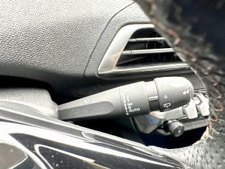 Peugeot 3008 Gereserveerd 1.2T PureT 131pk 6-bak GT-Line - 54dkm nap - pano - sfeerverl - keyless - camera - line + side + front assist picture 35