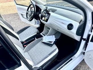 Volkswagen Up! 1.0i 65pk beats 5drs - nap - line assist - clima - cruise - pdc - privacy glass - subwoofer - licht + regensens picture 21