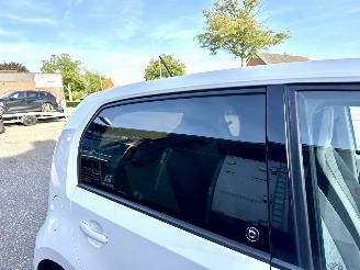 Volkswagen Up! 1.0i 65pk beats 5drs - nap - line assist - clima - cruise - pdc - privacy glass - subwoofer - licht + regensens picture 92
