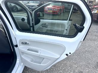 Volkswagen Up! 1.0i 65pk beats 5drs - nap - line assist - clima - cruise - pdc - privacy glass - subwoofer - licht + regensens picture 56