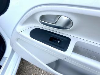 Volkswagen Up! 1.0i 65pk beats 5drs - nap - line assist - clima - cruise - pdc - privacy glass - subwoofer - licht + regensens picture 43
