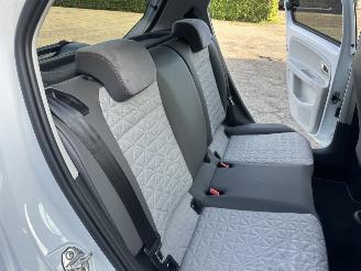 Volkswagen Up! 1.0i 65pk beats 5drs - nap - line assist - clima - cruise - pdc - privacy glass - subwoofer - licht + regensens picture 58