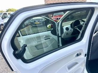 Volkswagen Up! 1.0i 65pk beats 5drs - nap - line assist - clima - cruise - pdc - privacy glass - subwoofer - licht + regensens picture 53