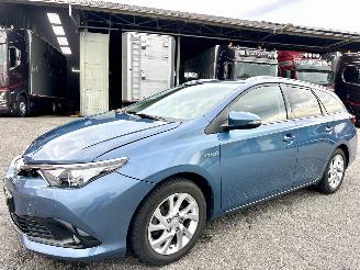 Toyota Auris Touring Sports 1.8 Hybrid 99pk aut Executive - facelift - camera - clima - cruise - privacy glass - licht + regensensor picture 2
