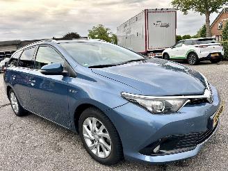 Toyota Auris Touring Sports 1.8 Hybrid 99pk aut Executive - facelift - camera - clima - cruise - privacy glass - licht + regensensor picture 4