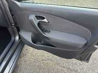 Volkswagen Polo 1.2 TSI 105pk 6-bak Highline 5drs - 75dkm nap - clima + cruise contr - lmv - 4x elektr ramen - privacy glass picture 46