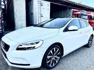 Volvo V-40 1.5 T3 152pk Aut + f1 Dynamic Ed - nap - pano - leer - stoelverw - navi - cam - keyless - harman/kardon picture 2