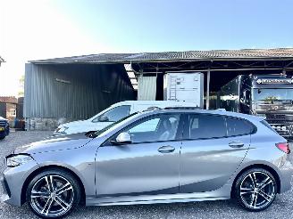 Unfallwagen BMW 1-serie 118i aut High Exe M-Sport - nap - pano - sfeerverl - nav - cam - alarm - stuurverw - front + line + park assist 2022/5