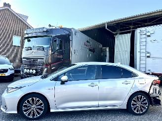 skadebil auto Toyota Corolla 1.8 Hybrid 148pk aut first edition sedan - navi - camera - stuurverw - keyless - front + line + side assist 2019/8