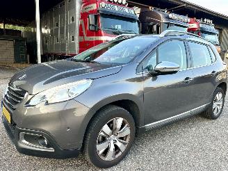 Peugeot 2008 1.2 PureTech 82pk aut + f1 Allure - 33dkm nap - 1e eig - navi - pdc v+a - lmv - clima + cruise picture 2
