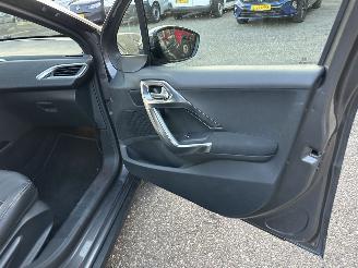 Peugeot 2008 1.2 PureTech 82pk aut + f1 Allure - 33dkm nap - 1e eig - navi - pdc v+a - lmv - clima + cruise contr picture 54