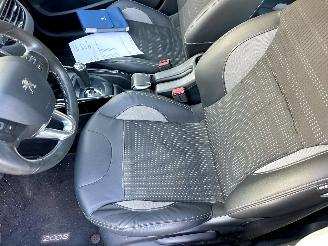 Peugeot 2008 1.2 PureTech 82pk aut + f1 Allure - 33dkm nap - 1e eig - navi - pdc v+a - lmv - clima + cruise contr picture 46