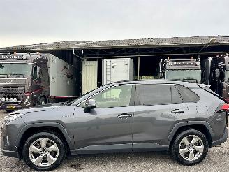 Vaurioauto  passenger cars Toyota Rav-4 2.5 Hybrid 178pk Business Intro - nap - alarm - navi - 2x cam - leer - keyless - jbl - front + line assist 2019/11