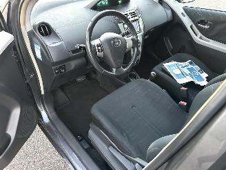 Toyota Yaris 1.3 VVT-I 87pk Sol MMT Automaat Follow me 5drs - navi - airco - bleutooth - 80dkm - elektr ramen v + spiegels picture 21