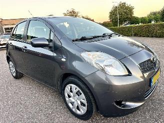 Toyota Yaris 1.3 VVT-I 87pk Sol MMT Automaat Follow me 5drs - navi - airco - bleutooth - 80dkm - elektr ramen v + spiegels picture 4