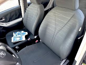 Toyota Yaris 1.3 VVT-I 87pk Sol MMT Automaat Follow me 5drs - navi - airco - bleutooth - 80dkm - elektr ramen v + spiegels picture 20