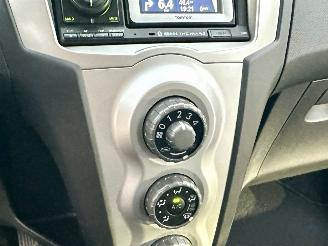 Toyota Yaris 1.3 VVT-I 87pk Sol MMT Automaat Follow me 5drs - navi - airco - bleutooth - 80dkm - elektr ramen v + spiegels picture 30
