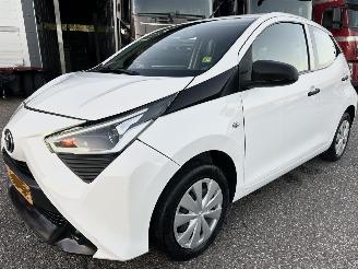 Toyota Aygo 1.0 VVT-i 72pk X-Fun 5drs - 39dkm nap - 1e eig - airco - cruise - esp - elektr ramen - rijdbaar picture 2