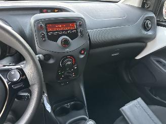 Toyota Aygo 1.0 VVT-i 72pk X-Fun 5drs - 39dkm nap - 1e eig - airco - cruise - esp - elektr ramen - rijdbaar picture 32