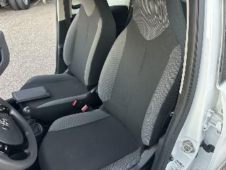 Toyota Aygo 1.0 VVT-i 72pk X-Fun 5drs - 39dkm nap - 1e eig - airco - cruise - esp - elektr ramen - rijdbaar picture 43