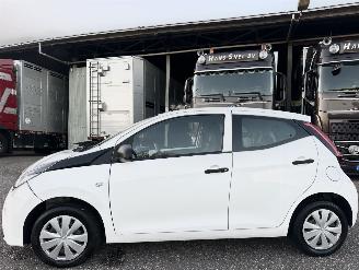 Schadeauto Toyota Aygo 1.0 VVT-i 72pk X-Fun 5drs - 39dkm nap - 1e eig - airco - cruise - esp - elektr ramen - rijdbaar 2021/7