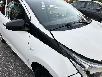 Toyota Aygo 1.0 VVT-i 72pk X-Fun 5drs - 39dkm nap - 1e eig - airco - cruise - esp - elektr ramen - rijdbaar picture 70