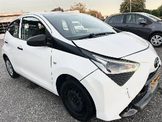Toyota Aygo 1.0 VVT-i 72pk X-Fun 5drs - 39dkm nap - 1e eig - airco - cruise - esp - elektr ramen - rijdbaar picture 4