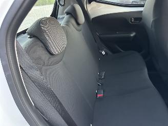 Toyota Aygo 1.0 VVT-i 72pk X-Fun 5drs - 39dkm nap - 1e eig - airco - cruise - esp - elektr ramen - rijdbaar picture 49