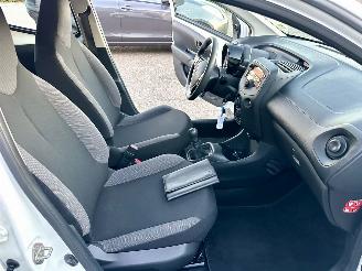 Toyota Aygo 1.0 VVT-i 72pk X-Fun 5drs - 39dkm nap - 1e eig - airco - cruise - esp - elektr ramen - rijdbaar picture 39