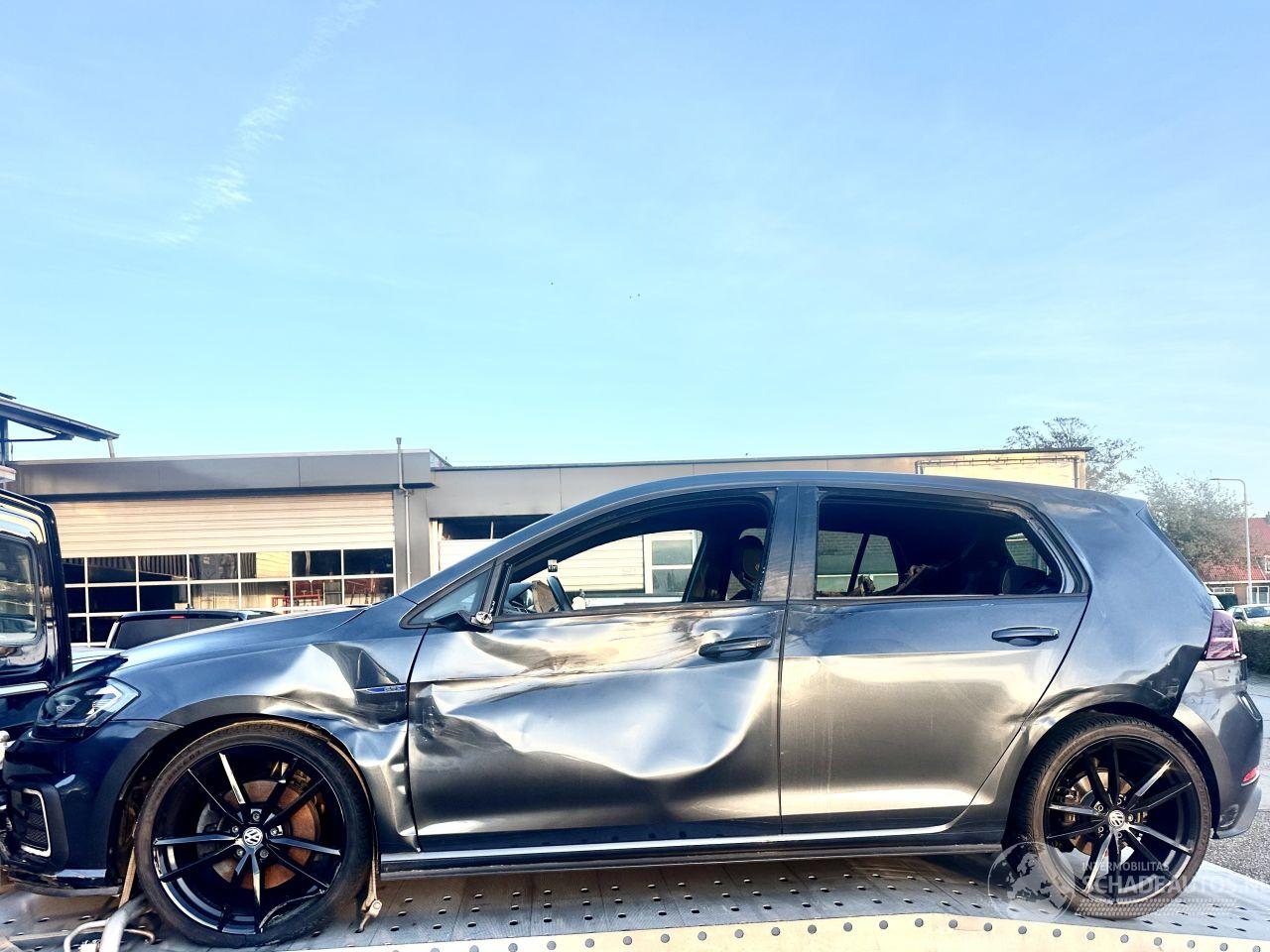 Volkswagen Golf GTE 1.4 TSI PHEV 225pk aut + f1 - pano - 90dkm - navi - carplay - stoelverw - keyless entry + start