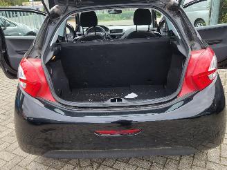 Peugeot 208 1.0 VTi Access COOL  2E eigenaar motor loopt op 2 cil ,rijdt nog wel (ZIE 3E FOTO) picture 12