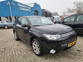 skadebil auto Mitsubishi Outlander Outlander PHEV Instyle 4WD plug in hybride 2013/10