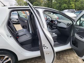 Renault Zoé incl accu INTENSE  51 KW met CCS lader  8000 km GEEN SCHADE technisch probleem picture 4