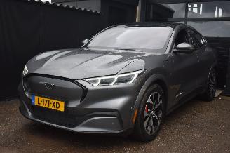 Vaurioauto  passenger cars Ford Mustang Mach-e 98Kwh Extended First Edition Awd 337 Pk *Navi/Leder/Camera/Panorama/Stoelverwarming 2021/8