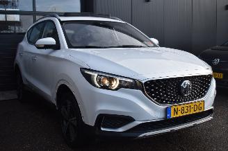 MG ZS EV 45kwh Luxury 143Pk *Navi/Clima/Camera/Leder/Panorama/Stoelverwarming picture 2