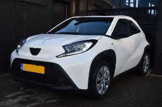damaged passenger cars Toyota Aygo X 1.0 VVT-i S-CVT Play 72Pk *Airco/Camera 2025/9