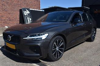 uszkodzony samochody osobowe Volvo V-60 2.0 T6 Plug-in Hybrid AWD Plus Dark 253Pk *Navi/Clima/Camera/Panorama/Stoelverwarming 2024/7